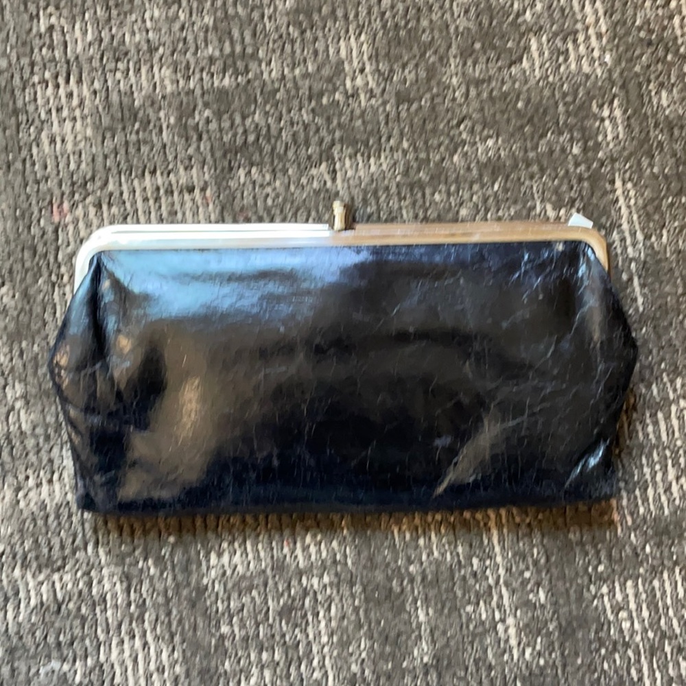 Holds up to 9 credit cards, cash, & change